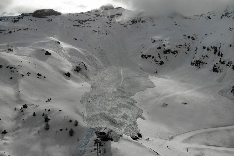 PHOTOS. 'C'était impressionnant, il y a de la casse matérielle' : une série d'avalanches percute un télésiège en Savoie