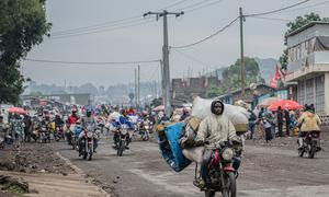 Los desplazados por la inseguridad en Goma huyen de la ciudad.