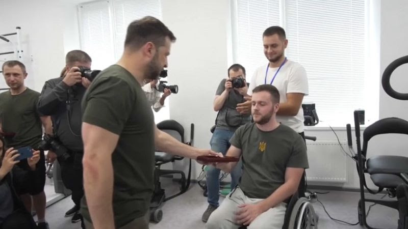 NO COMMENT: Zelenski entrega medallas a soldados heridos durante una visita a un hospital en Ucrania