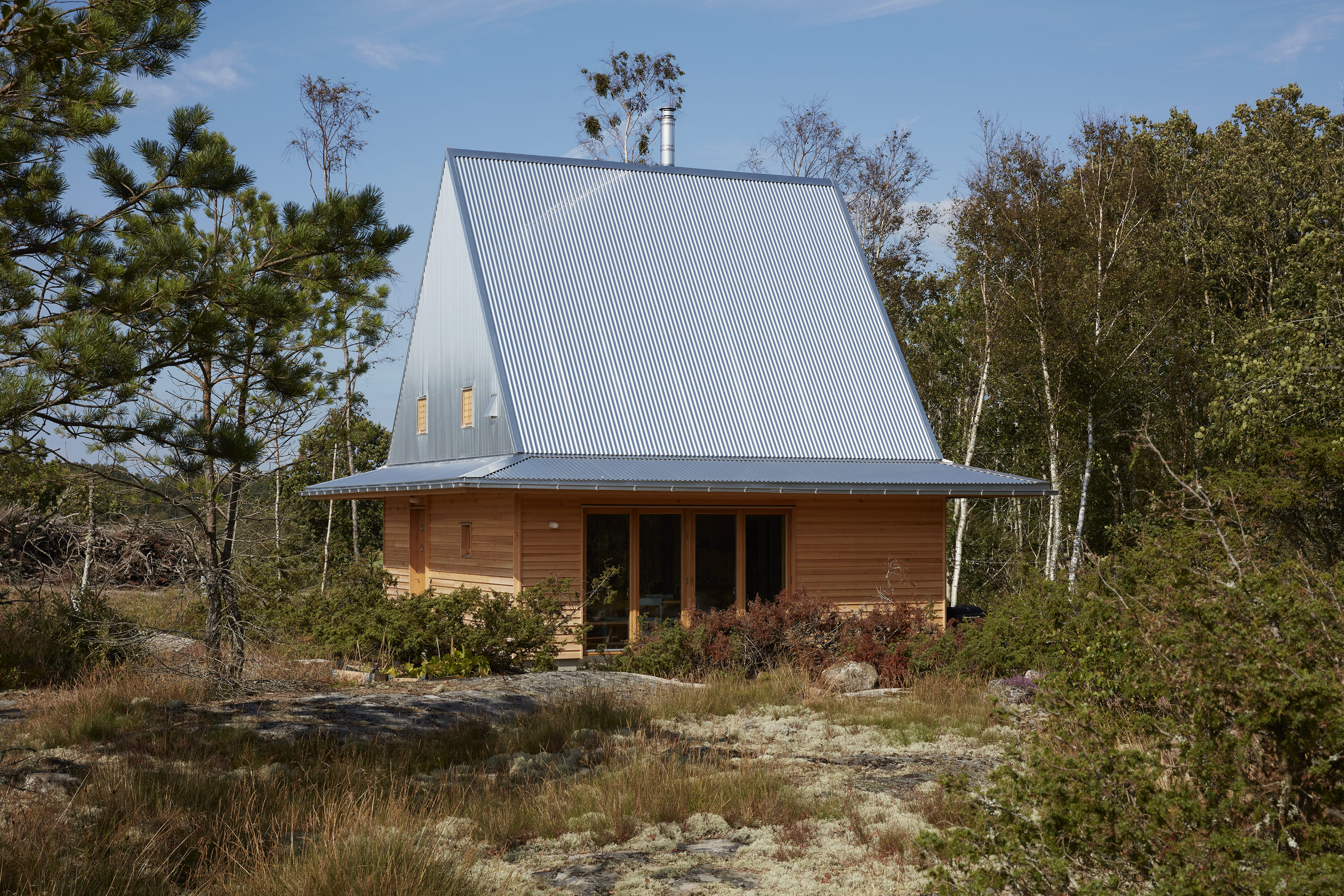 La Hee House es una cabaña diseñada por el Studio Ellsinger y ubicada cerca de la playa de Heestrand, en la costa oeste de Suecia.