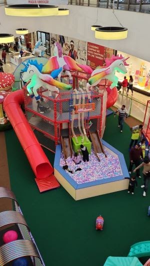 Vila dos Sonhos é a nova atração de férias do Cantareira Norte Shopping  Com fadas, unicórnios, escorregadores e torre gigante, espaço lúdico promete encantar crianças de 1 a 12 anos entre os dias 3 de julho e 30 de agosto    As férias escolares ganham um toque de magia no Cantareira Norte Shopping com a nova atração Vila dos Sonhos. De 3 de julho a 30 de agosto, a praça de eventos do shopping se transforma em um cenário lúdico e colorido, onde as crianças podem se divertir em um ambiente recheado de fantasia e interatividade.  O espaço foi cuidadosamente criado para transportar os pequenos a um universo imaginário, onde é possível interagir com seres mitológicos como fadas, unicórnios, elfos, duendes e dragões, reunidos em um único lugar. Toda a ambientação convida à imersão e à criatividade, proporcionando momentos de diversão inesquecíveis.  Entre as atrações disponíveis, estão: super torre gigante, carrossel unicórnio, escorregador caracol, escorregadores diversos, poço dos desejos, desafio jump ball, pântano de bolinhas, cascata de bolinhas, área baby e uma divertida Bazzoka com alvos luminosos.  “Transformar o passeio em família em uma experiência mágica é o nosso objetivo, e a cada programação buscamos surpreender com novidades e ambientes que encantam crianças e adultos”, comenta Elizabete Henriques, gerente de marketing do Cantareira Norte Shopping.  A Vila dos Sonhos é voltada para crianças de 1 a 12 anos, com duas opções de ingresso: 30 minutos por R$ 50 ou 60 minutos por R$ 65. Em caso de tempo excedido, será cobrado R$ 1 por minuto adicional. A atração segue o horário de funcionamento do shopping: de segunda a sábado, das 10h às 22h, e aos domingos e feriados, das 12h às 21h.