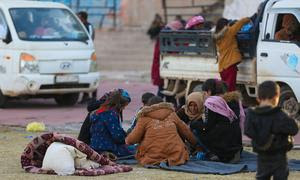 Una familia se reúne en un centro de acogida de la ciudad siria de Ar-Raqqa.