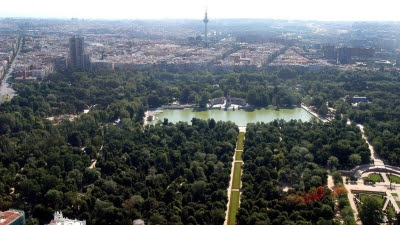 Resumen de noticias: Última fase del dispositivo de tráfico navideño en Madrid, incremento de precios de vivienda y turismo, y compromiso de pleno empleo para 2027