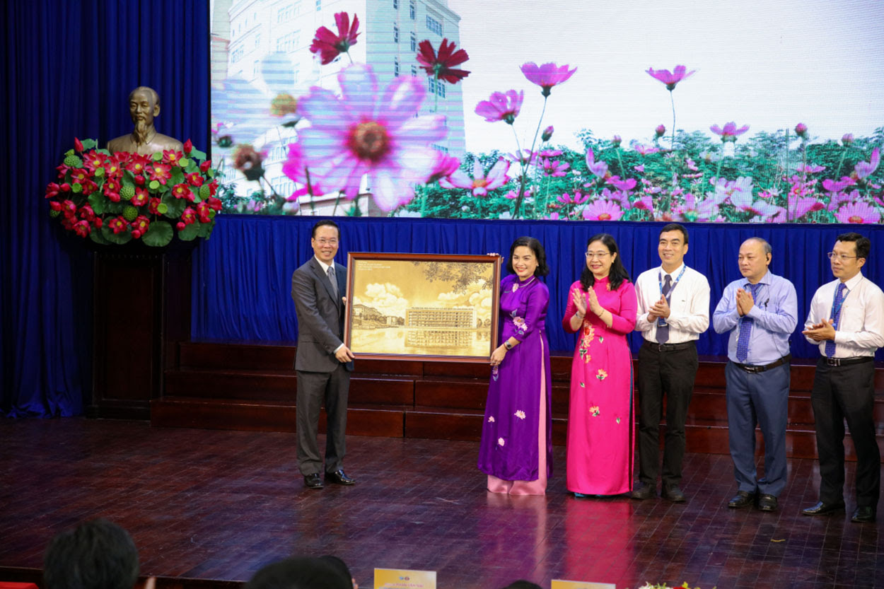 Chủ tịch nước đến thăm Trường ĐH KHXH&NV nhân ngày Nhà giáo Việt Nam