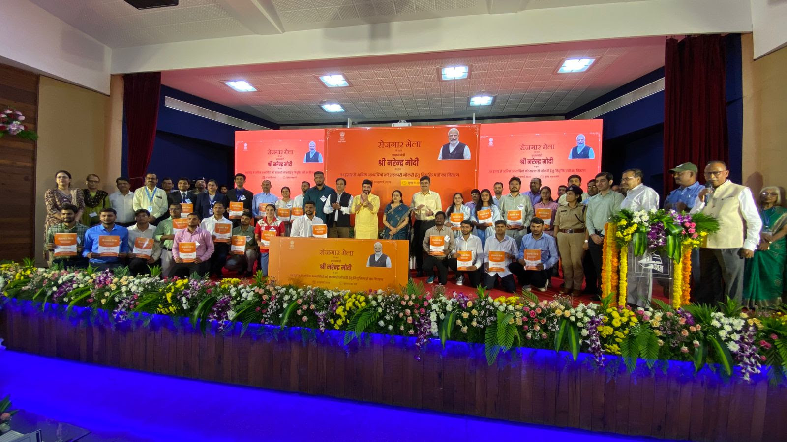 Rajgar7NBLW प्रधानमंत्री ने 47 स्थानों पर 16वें रोजगार मेले का उद्घाटन किया; देशभर में 51,000 से अधिक नियुक्ति पत्र वितरित किए गए
