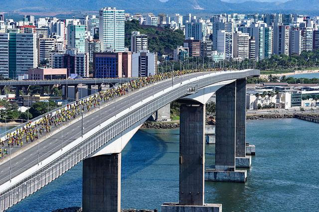 Terceira Ponte lotada de corredores (Divulgação / Garoto)