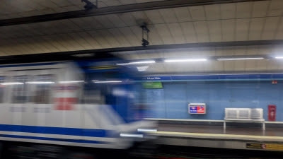 Policía Nacional investiga un vídeo viral en redes de un joven colgado del último vagón de un metro en L1