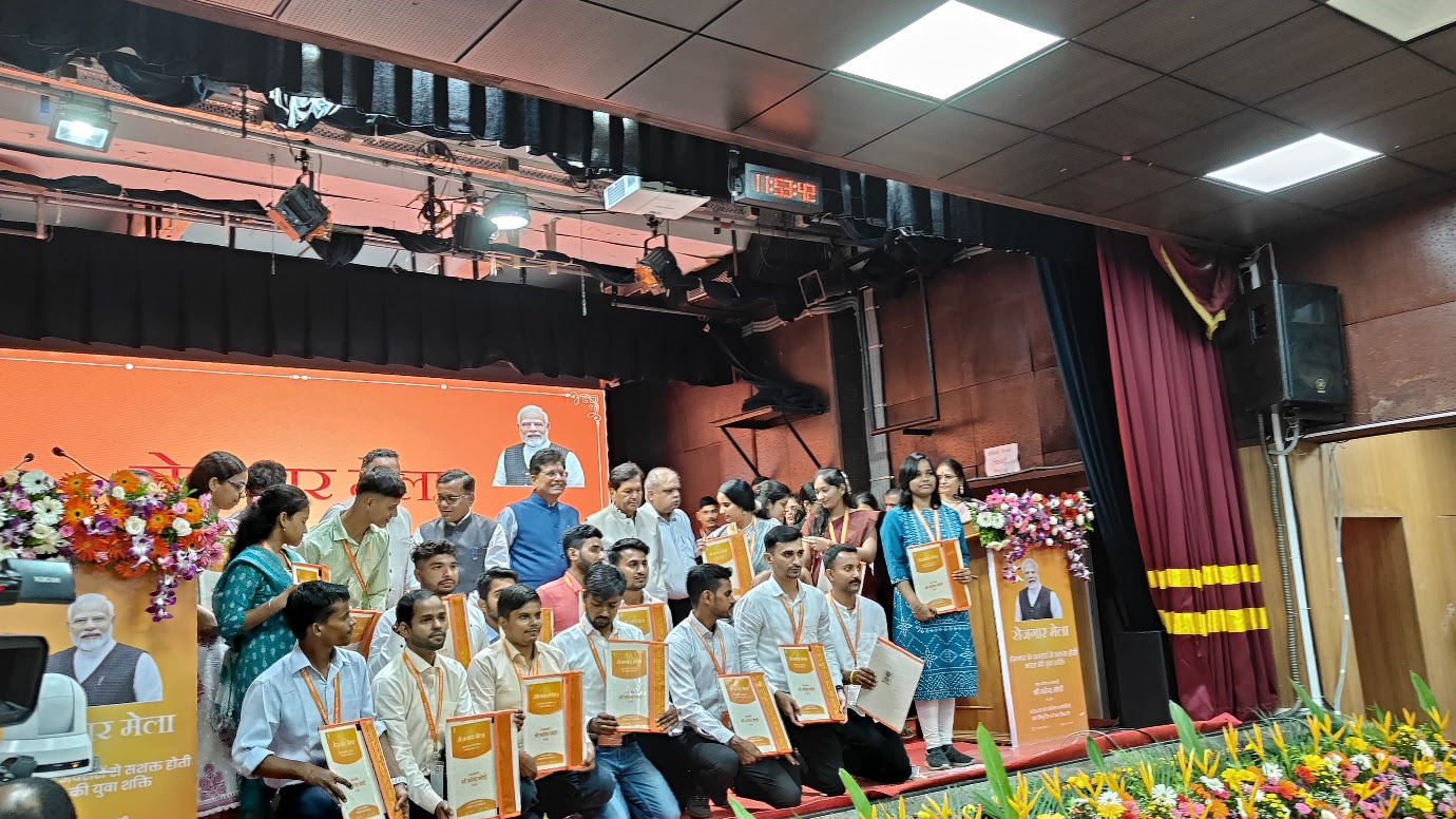 Rajgar3O74D प्रधानमंत्री ने 47 स्थानों पर 16वें रोजगार मेले का उद्घाटन किया; देशभर में 51,000 से अधिक नियुक्ति पत्र वितरित किए गए