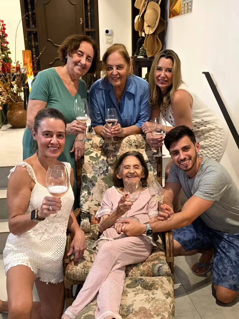 Laura Cardoso morreu em casa e será enterrada após velório reservado em São Paulo