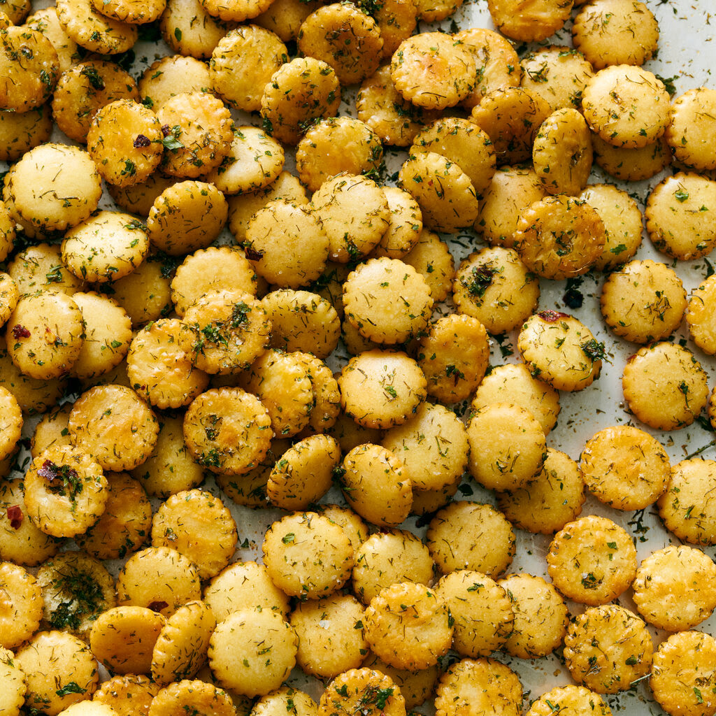 Dozens of oyster crackers marinated in seasoning.