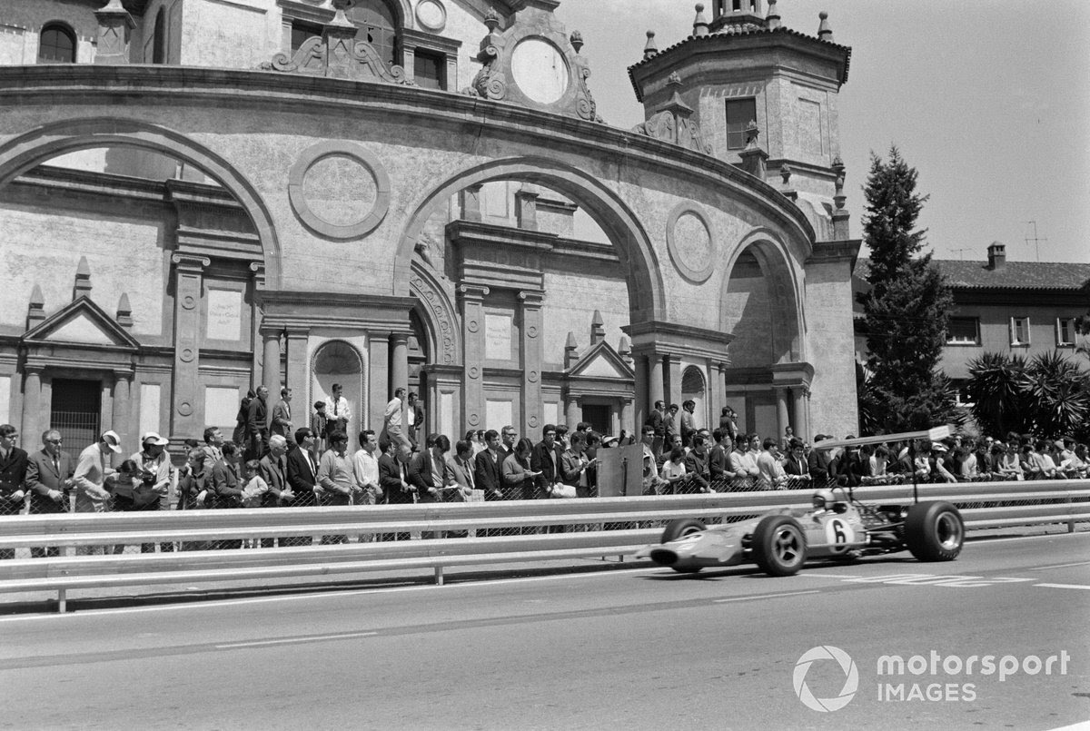 Bruce McLaren pasa por delante del Palacio de la Agricultura en el GP de España de 1969