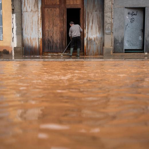 Emergencies raises to red alert for rainfall throughout the coast and inland north of Valencia A man cleans the mud from his driveway, on October 29, 2024, in Llombai, Valencia, Valencia, Valencia Spain The Emergency Coordination Center CCE has raised to red the level of alert for rainfall throughout the coast and inland north of Valencia, where the orange alert was set Thus, the ECC has updated the emergency plans for the DANA that affects this Tuesday, October 29, the Valencian Community, and that early this morning established the red level only for the south coast of Valencia 29 OCTOBER 2024 DANA FLOODING Llombai, Valencia Val Community Llombai, Valencia Val Community Val Spain PUBLICATIONxNOTxINxESP Copyright: xJorgexGilx 6310256