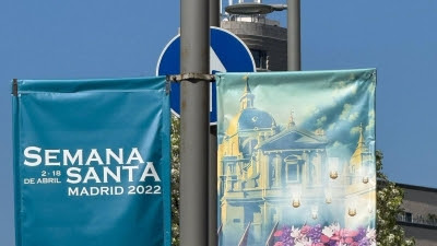El Ayuntamiento cuelga banderolas de la Semana Santa de 2022 por error pero lo subsana en 