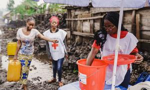 Un equipo de lucha contra el cólera apoyado por UNICEF añade cloro al agua recogida en un embalse de Goma, en la RD del Congo.