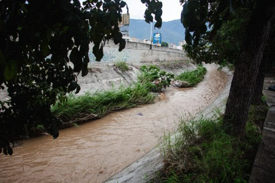 Lluvias ocasionan desbordamiento del río Guaire en el oeste de Caracas