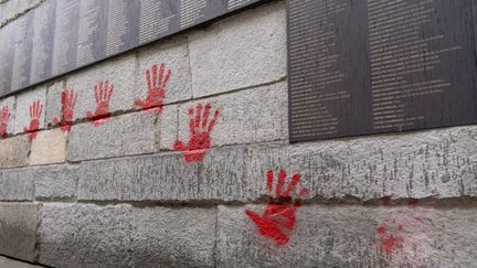 Tags de mains rouges au Mémorial de la Shoah à Paris : trois Bulgares arrêtés