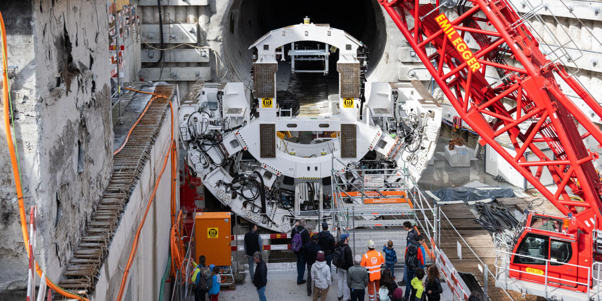 Uebersicht ueber die Baustelle am Suedportal der zweiten Roehre des Gotthard-Strassentunnels am Samstag, 28. September 2024 in Airolo. Am Tag der offenen Baustelle konnte sich die Bevoelkerung ein Bild ueber die Bauarbeiten fuer den Strassentunnel mache. (KEYSTONE/Ti-Press/Samuel Golay)