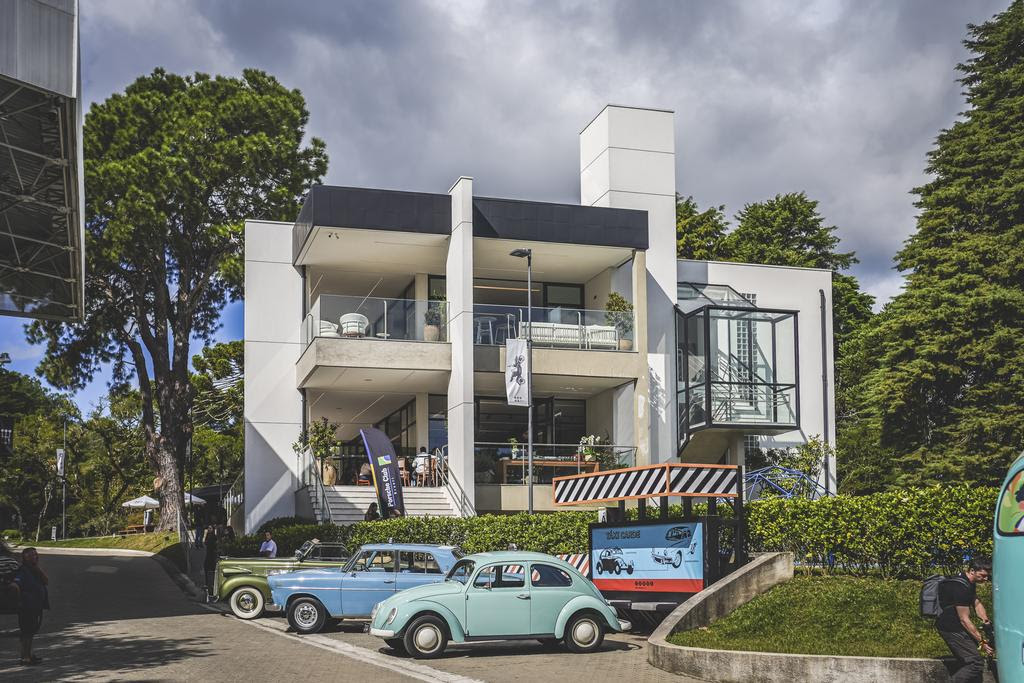 Pátio e prédio do restaurante do museu CARDE (YO! Studio/Porsche Club Brasil)