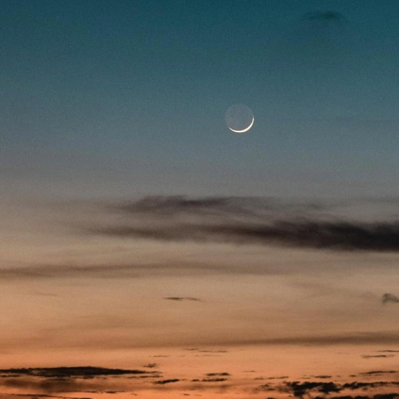 Picture of the sky with a new crescent moon
