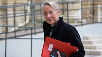 Déficit public : Elisabeth Borne concède avoir été 'alertée' fin 2023