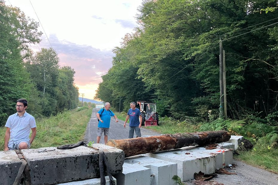 L'aérodrome de Bourg-en-Bresse bloqué pour empêcher l'arrivée de plusieurs de centaines de caravanes de gens du voyage