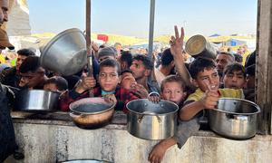 Se distribuyen comidas calientes a los niños de Khan Younis, Gaza.