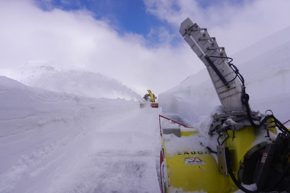 PHOTOS. Jusqu'à 7 mètres de neige par endroits : le déneigement des grands cols de Savoie a débuté, voici les dates de réouverture prévues