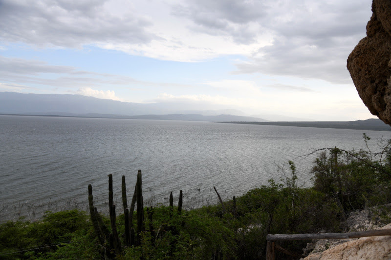 Puesta del sol observada desde las Caritas de los Indios, con la vista hacia el lago Enriquillo.