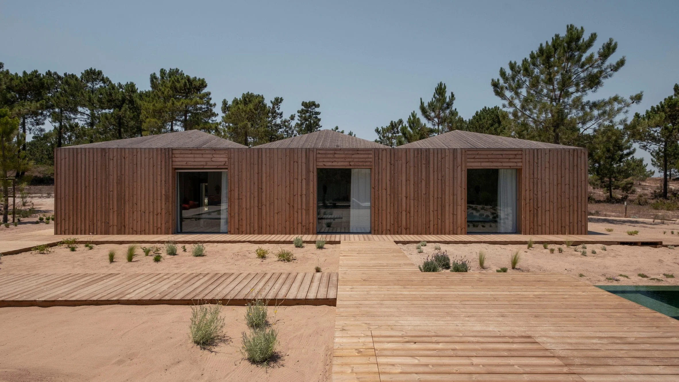 La Casa Donavan la forman un conjunto de cabañas diseñadas por PIMAA Architects en la localidad de Comporta (Portugal).
