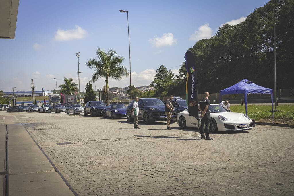 Largada competitiva do Route Tour em um posto da rodovia Carvalho Pinto (YO! Studio/Porsche Club Brasil)