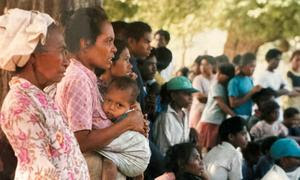 Los habitantes de Timor Leste observan las votaciones durante el referéndum de agosto de 1999.