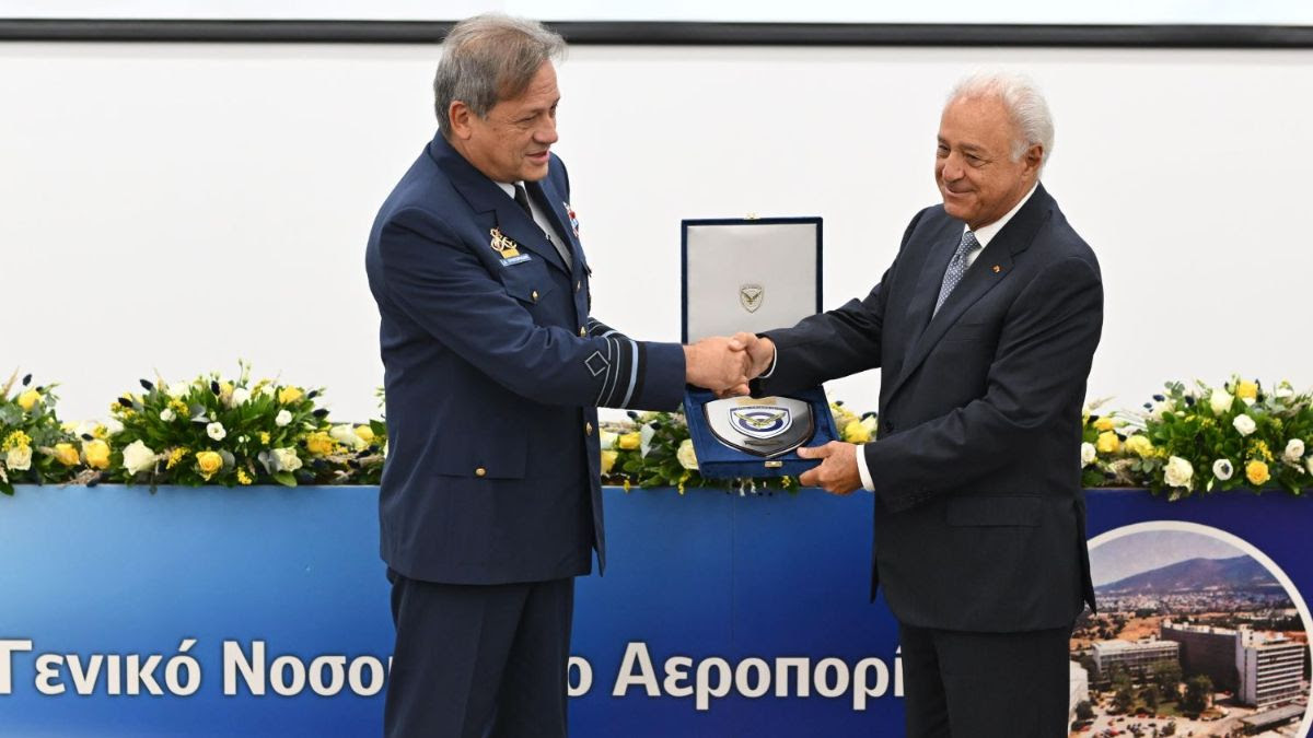 Senior Advisor to the SNF Board of Directors Vassilis Kaskarelis shaking hands for the ceremony of the upgrades at the 251 Air Force General Hospital in Athens.