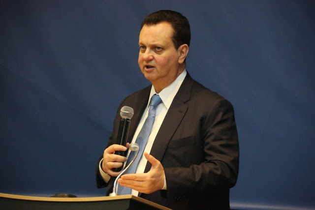 Gilberto Kassab (PSD), um dos secretários de Tarcísio, discursando ao microfone durante evento oficial como secretário de Governo e Relações Institucionais