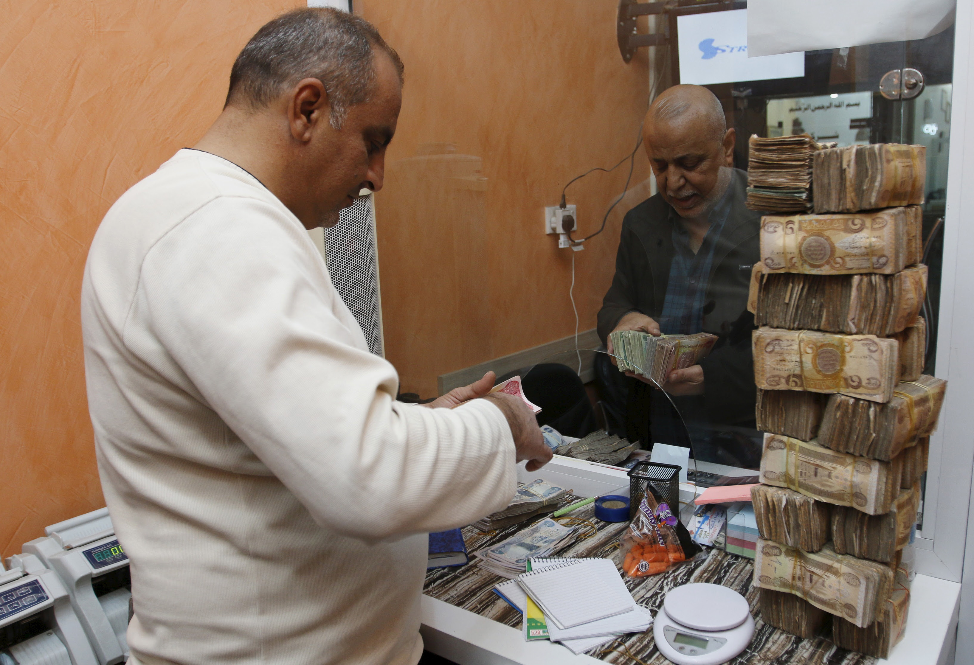 The Iraqi dinar exchange rate crisis against the dollar continues. Archive