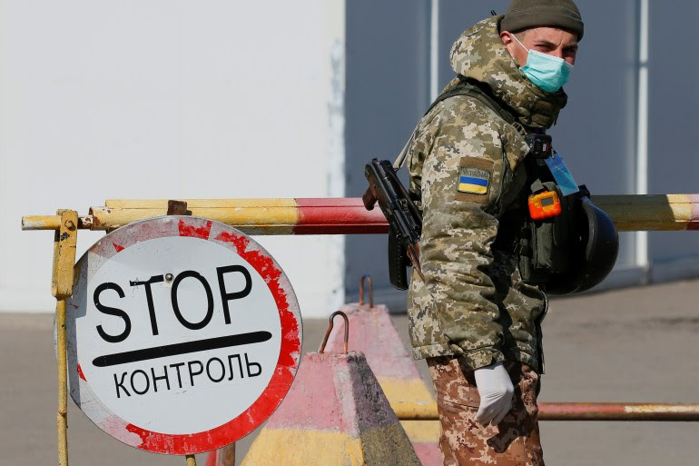 Renewed front-line clashes between Ukrainian government forces and Russian-backed separatist forces have gripped eastern Ukraine in recent weeks [File: Gleb Garanich/Reuters]