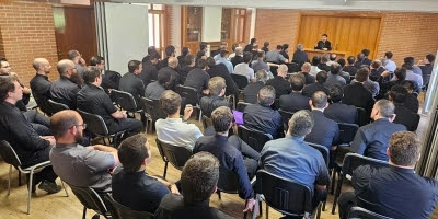 Cardenal Cobo se reúne con sacerdotes jóvenes en Pozuelo y destaca visión diocesana