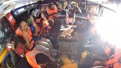 Gli attivisti sulla nave dell'Ong 