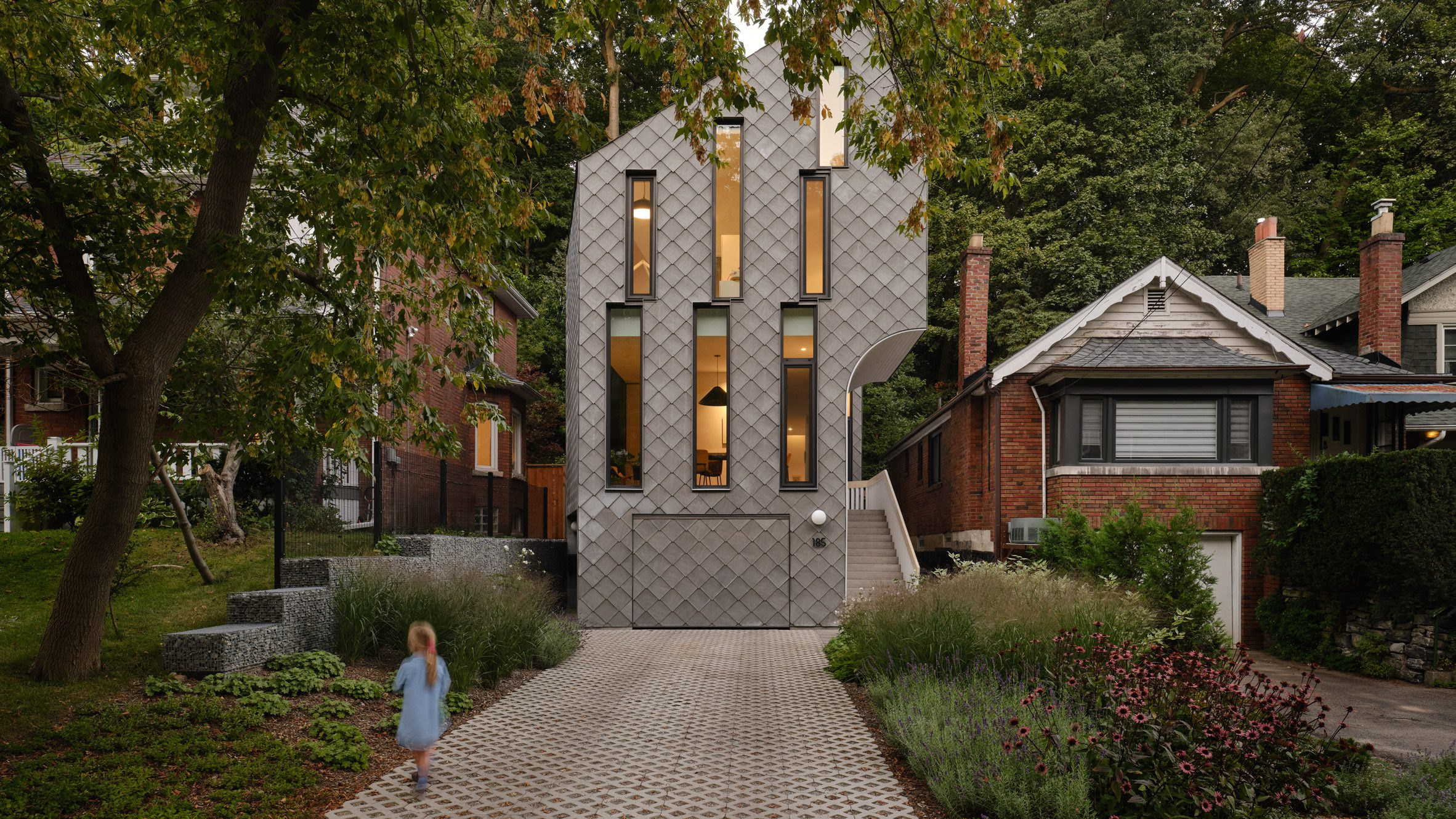 La Casa Neville Park, diseñada por el estudio local Reigo and Bauer, está situada en un estrecho solar en el East End de Toronto.