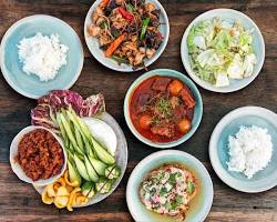 Imagen de family enjoying a traditional Thai meal