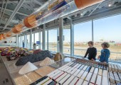 La exposición presenta las actividades del puerto, como los distintos tipos de materiales, infraestructura, aeronáutica, etc.