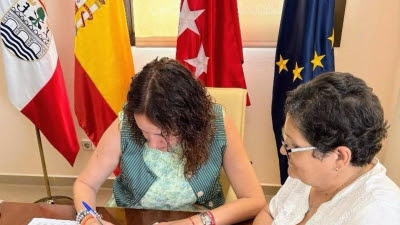 S.S.Reyes.- La alcaldesa firma el manifiesto ciudadano que reclama más puntualidad a Cercanías