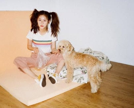 Kim Sae-ron posing with her pet dog