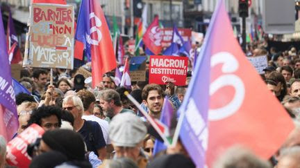 Des manifestations contre Michel Barnier et Emmanuel Macron ont rassemblé plusieurs milliers de personnes en France