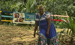 Saray Zúñiga en un columpio del parque ecológico parte del proyecto entre la FAO y Suecia.