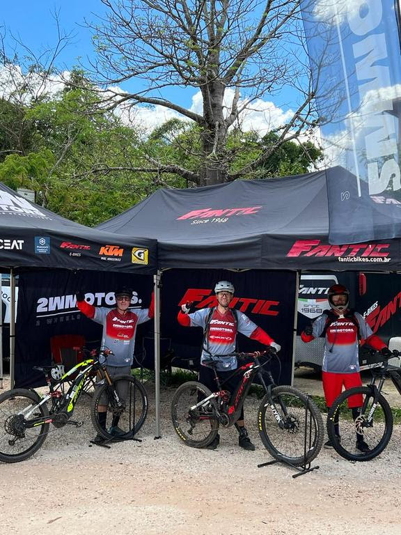 Equipe Fantic Brasil/2W Motors compete com suas e-bikes no Sertões MTB Cup (Divulgação)