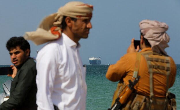 Des citoyens yéménites regardent un navire occidental détourné (Photo : Reuters)