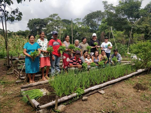 Participants of the Dora Alicia Sorto School Farm and agroecology project, accompanied by ADES staff Antonio Pacheco, Digna Martínez, and Blanca Hernández, and UCC staff Christie Neufeldt.