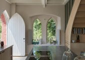 El proyecto de rehabilitación de la antigua capilla en vivienda fue llevado a cabo por Tuckey Design Studio en la población de Devon.