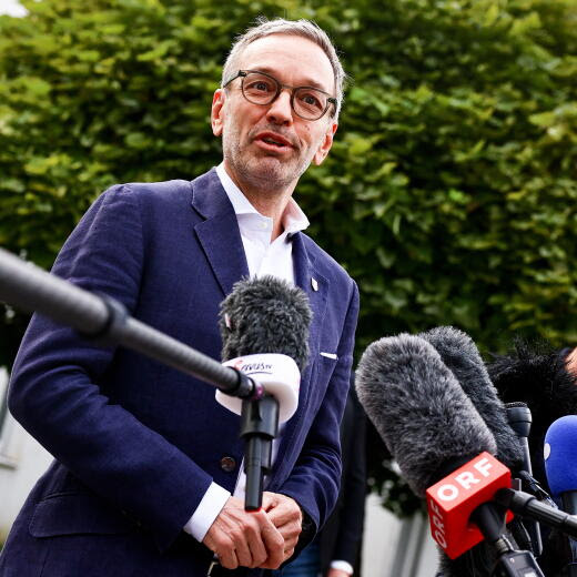 epa11632182 Chairman and top candidate of the Freedom Party of Austria (FPOe) Herbert Kickl answers media questions after casting his ballot for the general elections at a polling in Purkersdorf near Vienna, Austria, 29 September 2024. EPA/FILIP SINGER