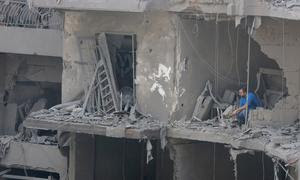 Un hombre examina los escombros de un edificio destruido en el barrio de Haret Hreik de Beirut.